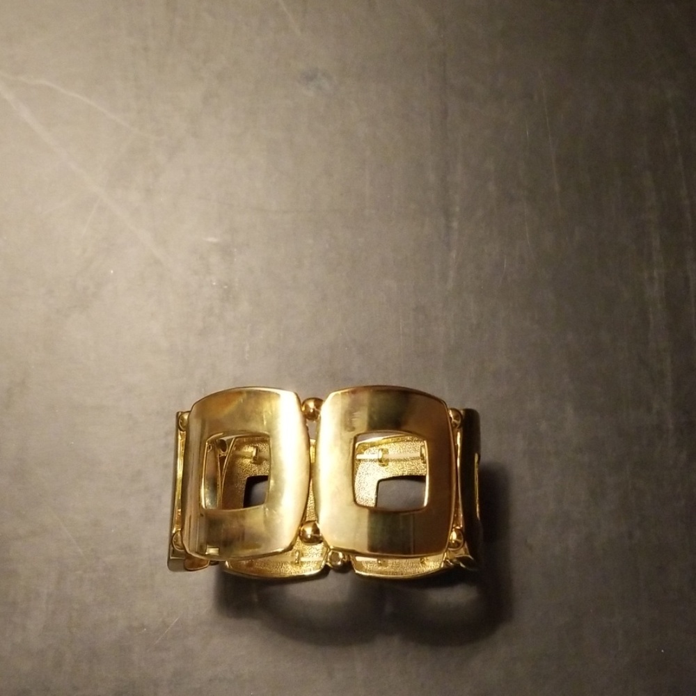 Gold colored stretch bracelet